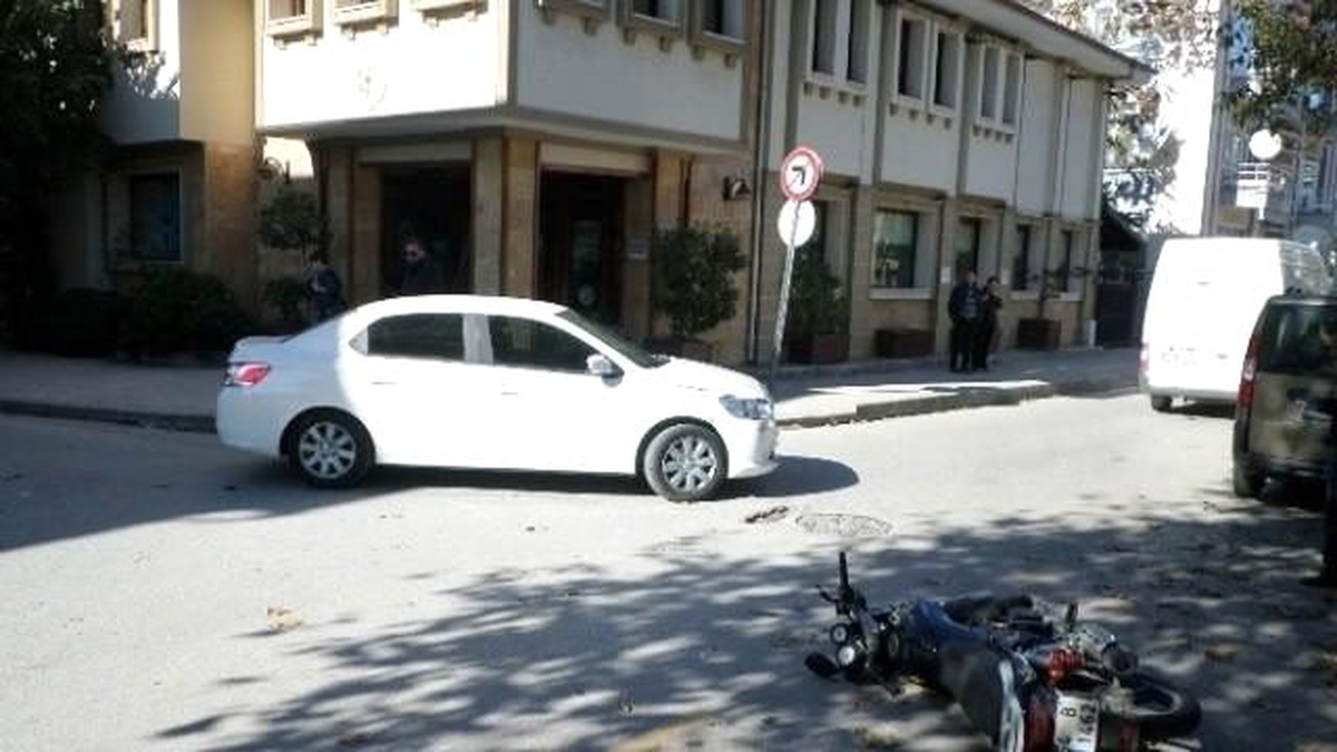 Otomobille Motosiklet Çarpıştı: 1 Yaralı