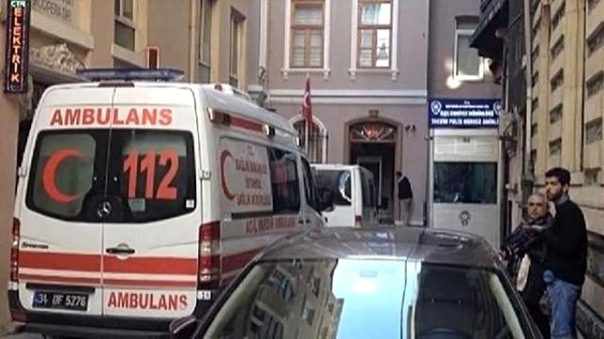 Polis Merkezinde 2 Kişi Bıçakla Yaralandı