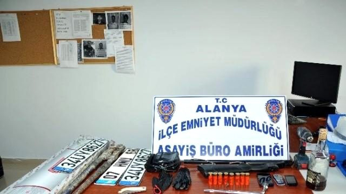 Polisi Gören Hırsızlar Gözcüyü Unutup Kaçtı
