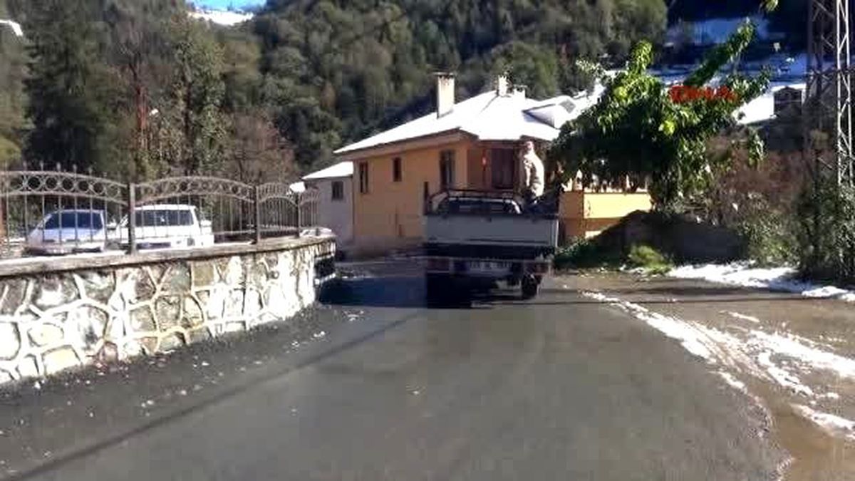 Rize\'de Karda Mahsur Kalan Çoban ve Sürüsüne Askeri Helikopterli Operasyon