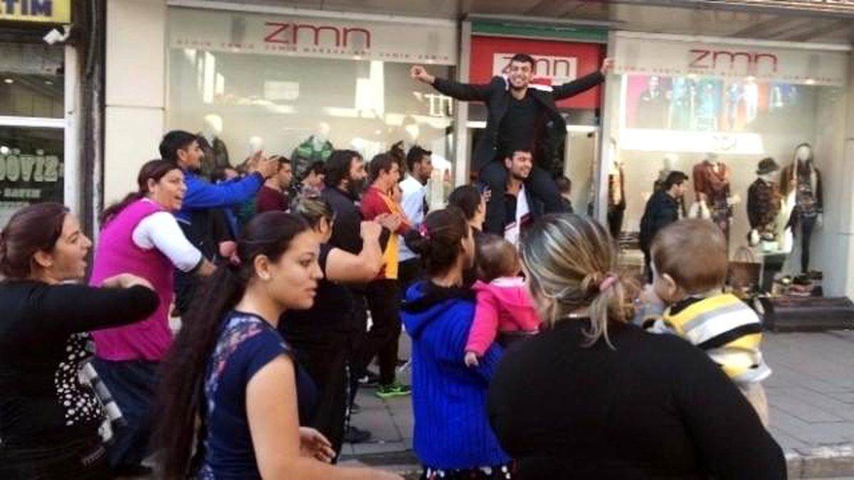 Romanlar Göbek Ata Ata Asker Uğurladı