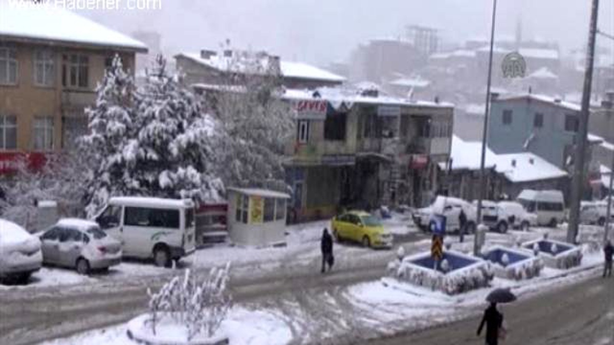 Şemdinli\'ye Yılın İlk Karı Düştü