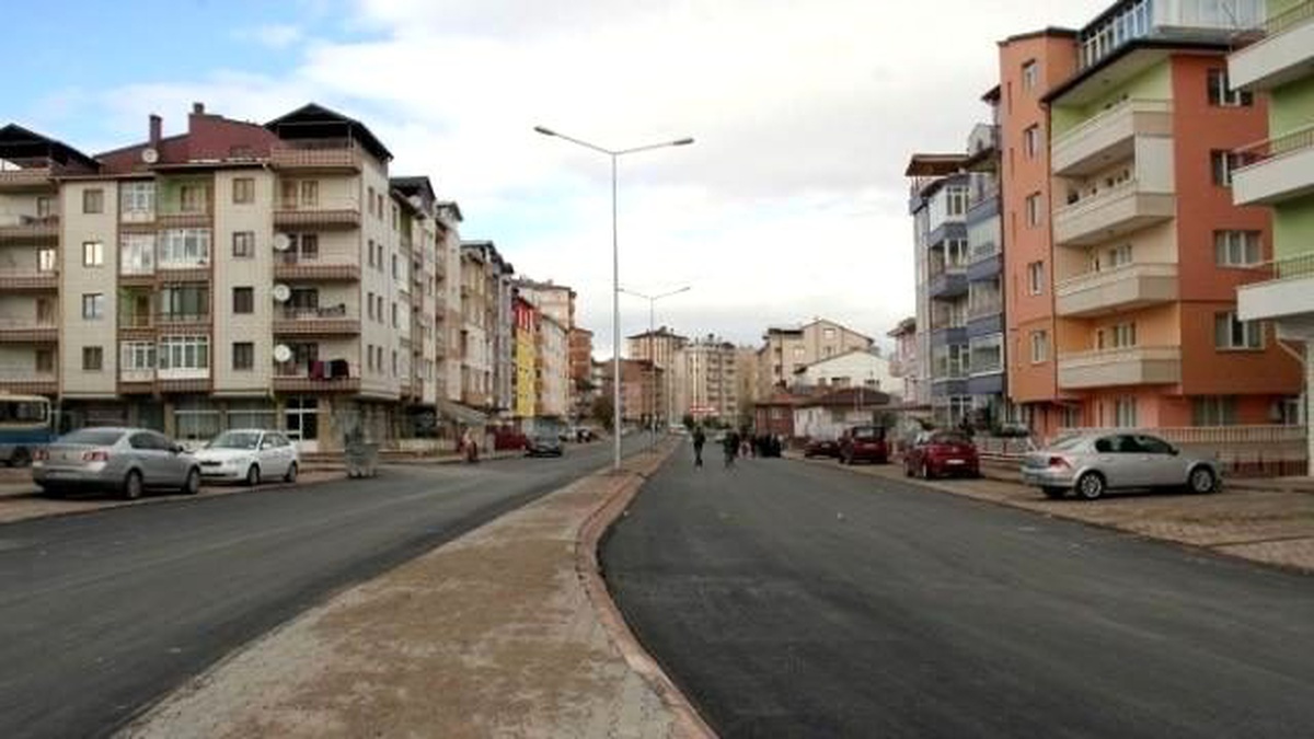 Sivas Belediyesi Yol Yapım ve Onarım Çalışmalarını Sürdürüyor