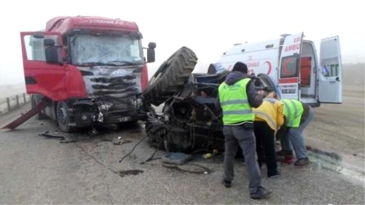 TIR Çarpan Traktörün Sürücüsü ile Oğlu Ağır Yaralandı