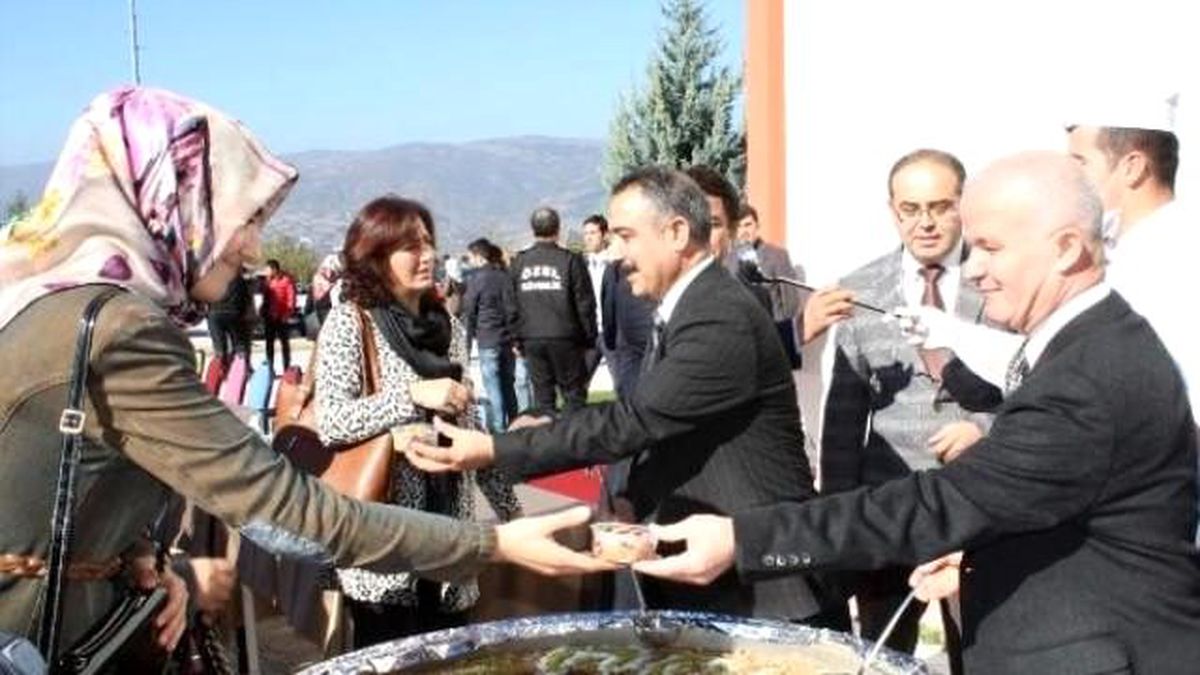 Üniversitede 10 Bin Kişilik Aşure Dağıtıldı