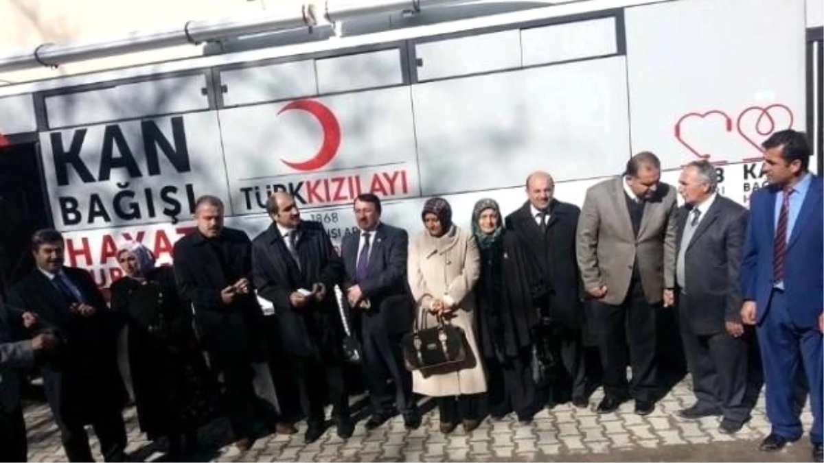 AK Parti Kızılay\'a Kan Bağışı Yaptı