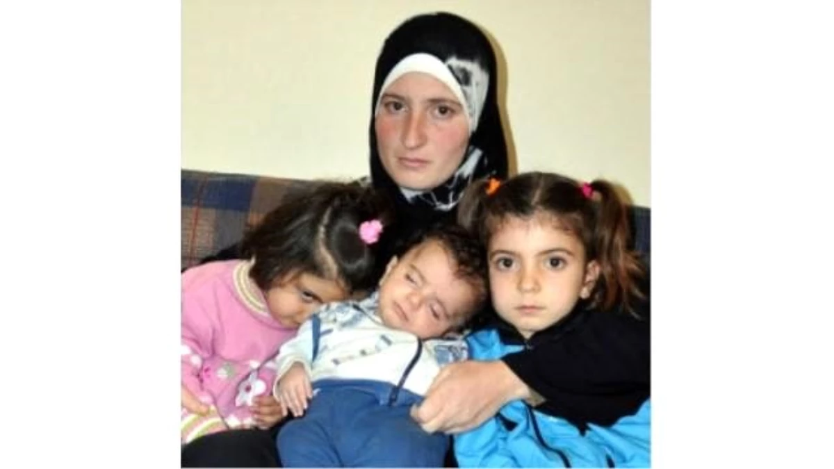 Akrabası Suriye\'ye Dönünce Çocuklarıyla İnşaata Sığındı