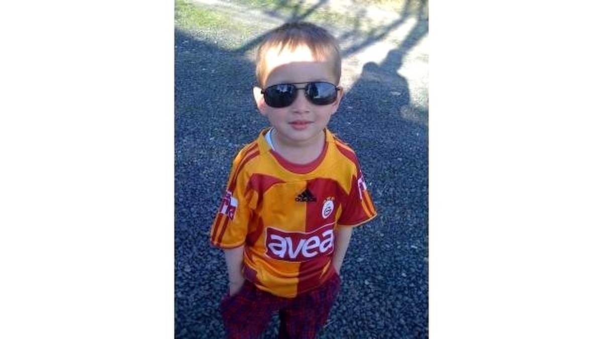 Rize\'de Balkondan Düşerek Ölen Çocuk Toprağa Verildi