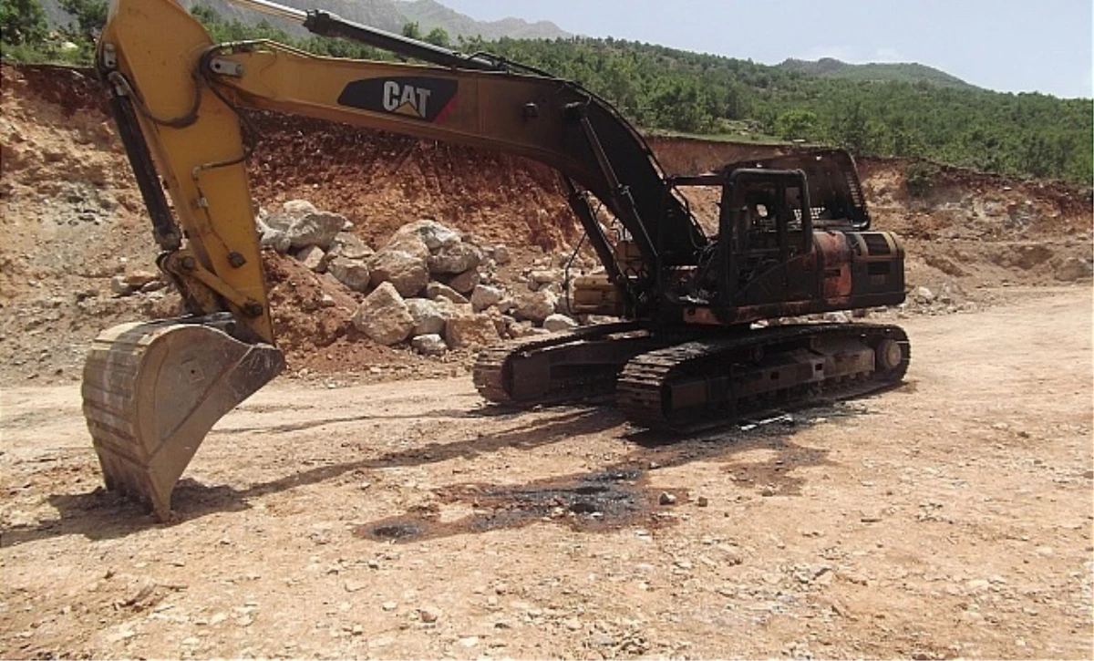 Bölücü Terör Örgütü Yol Yapımında Görevli İş Makinelerine Ateş Açtı