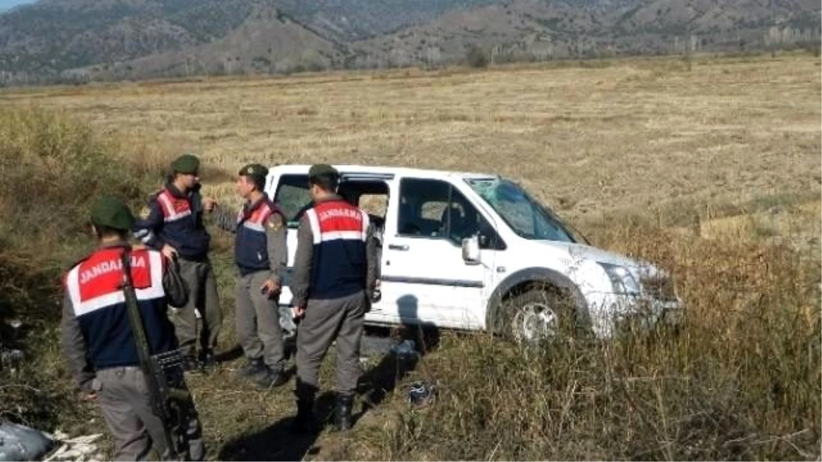 Çorum\'da Otomobil Çeltik Tarlasına Uçtu: 3 Yaralı