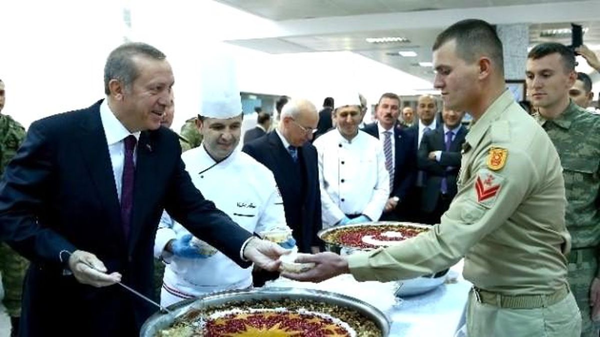 Cumhurbaşkanı Erdoğan, Keni Eliyle Askerlere Aşure İkram Etti