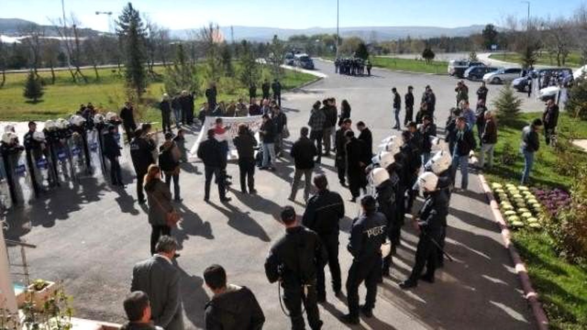 Cumhuriyet Üniversitesinde YÖK Protestosu