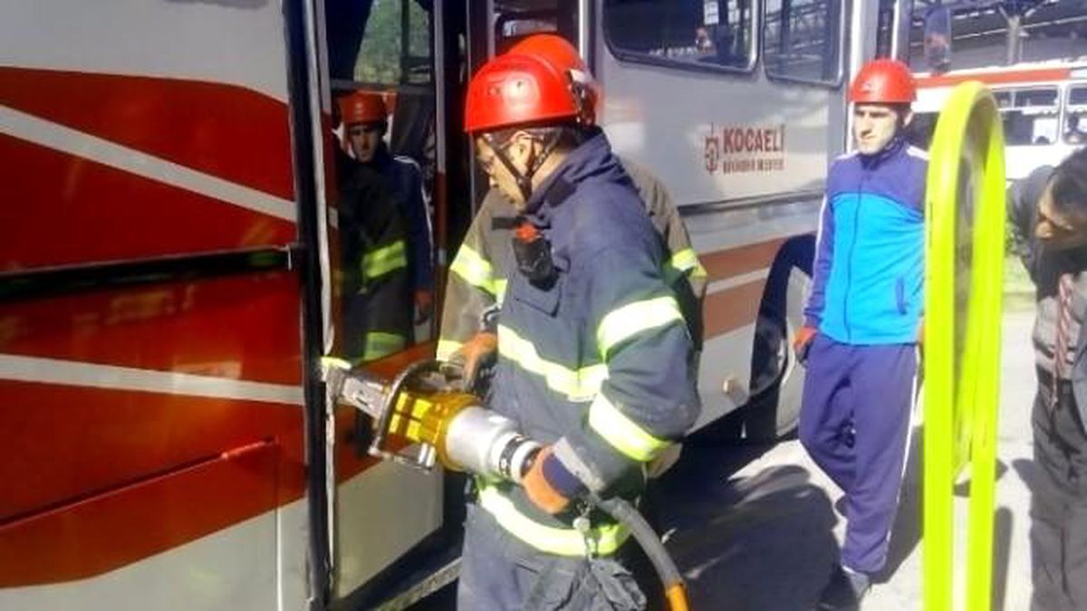 Demir Korkuluk Otobüse Saplandı