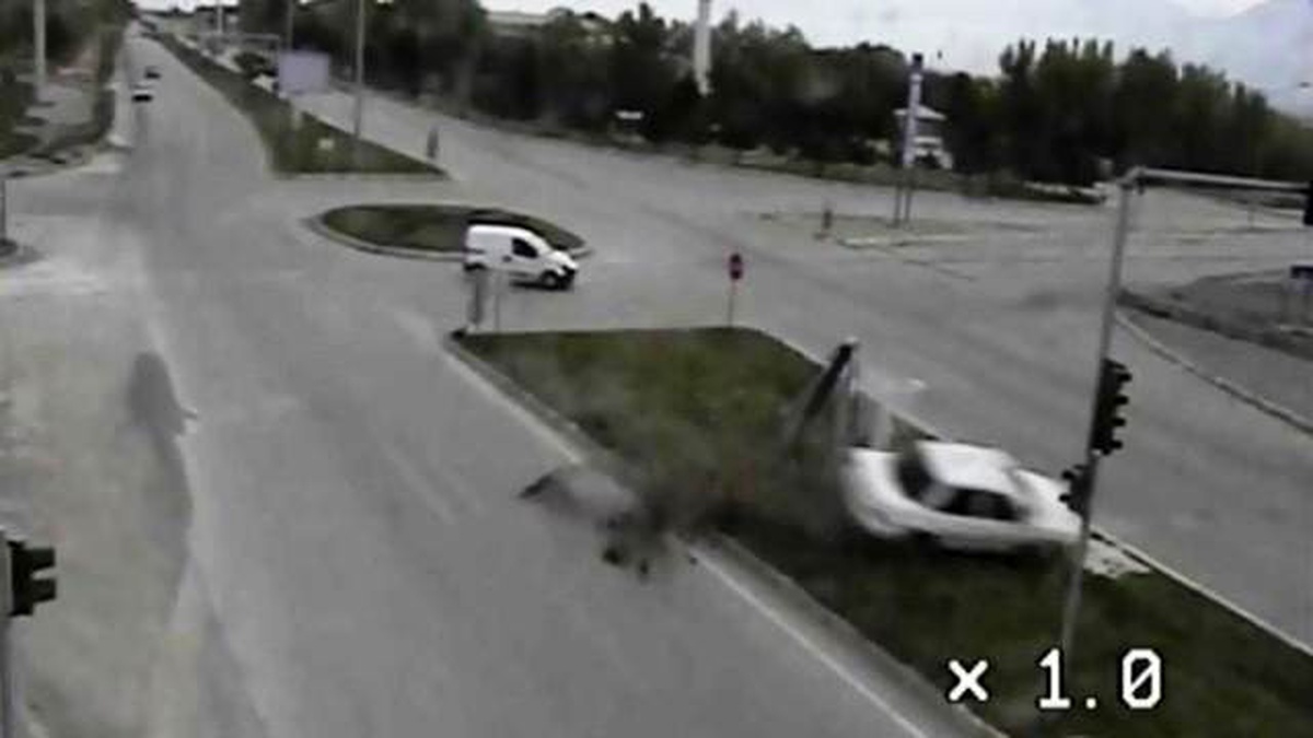 Erzincan\'da Trafik Kazası Mobese\'ye Yansıdı