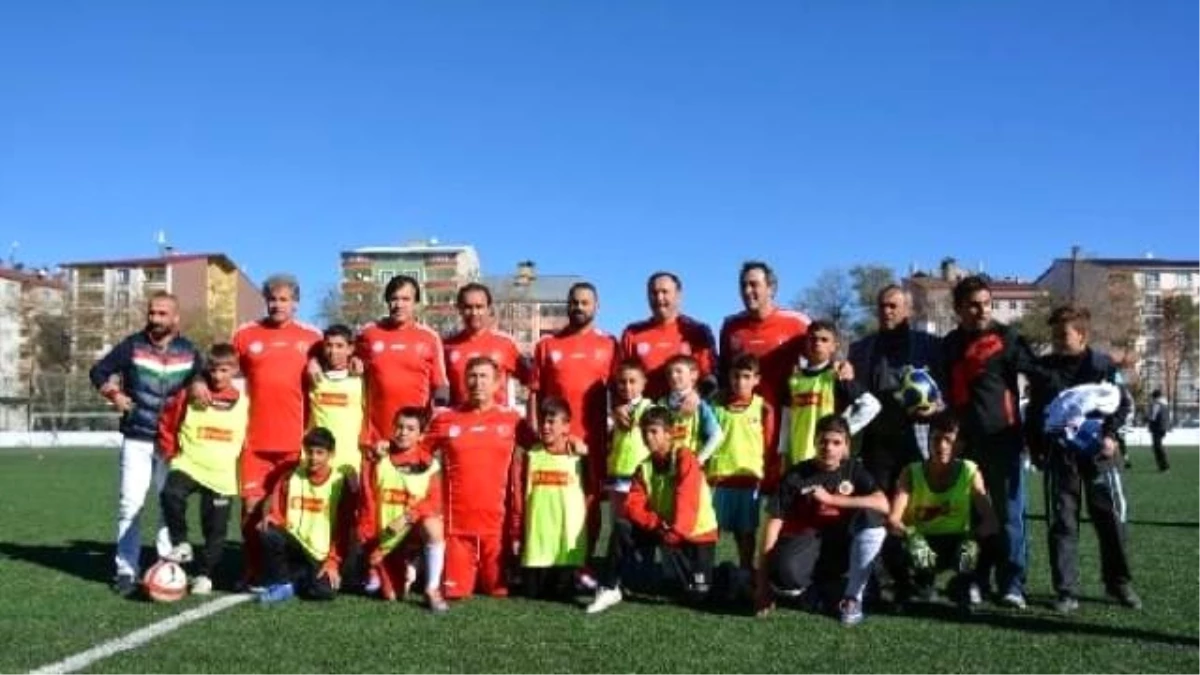 Futbolun Ustaları Tatvan\'da Gençlerle Buluştu