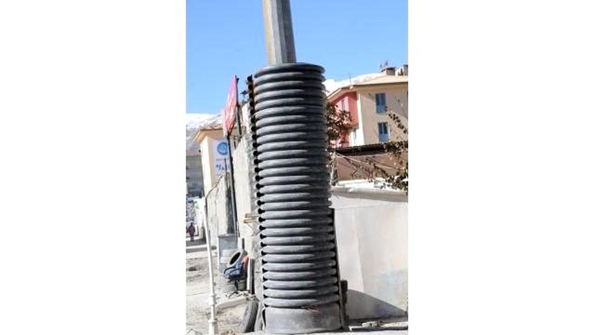 Hakkari\'de Mobese Direklerine Beton Koruma