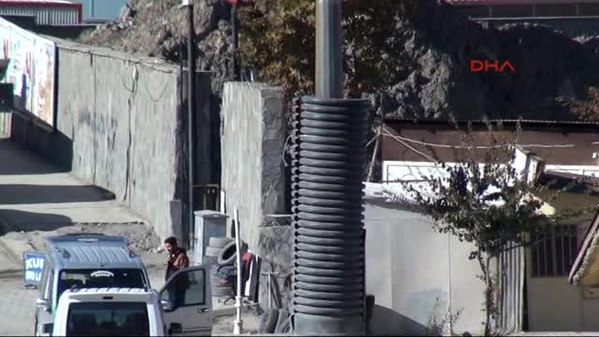 Hakkari\'de Mobese Kamerası Direklerine Beton Koruma