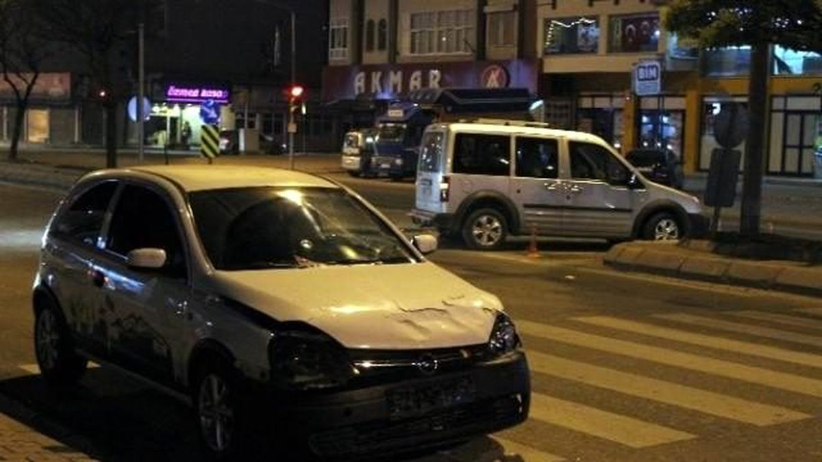 İki Otomobil Çarpıştı