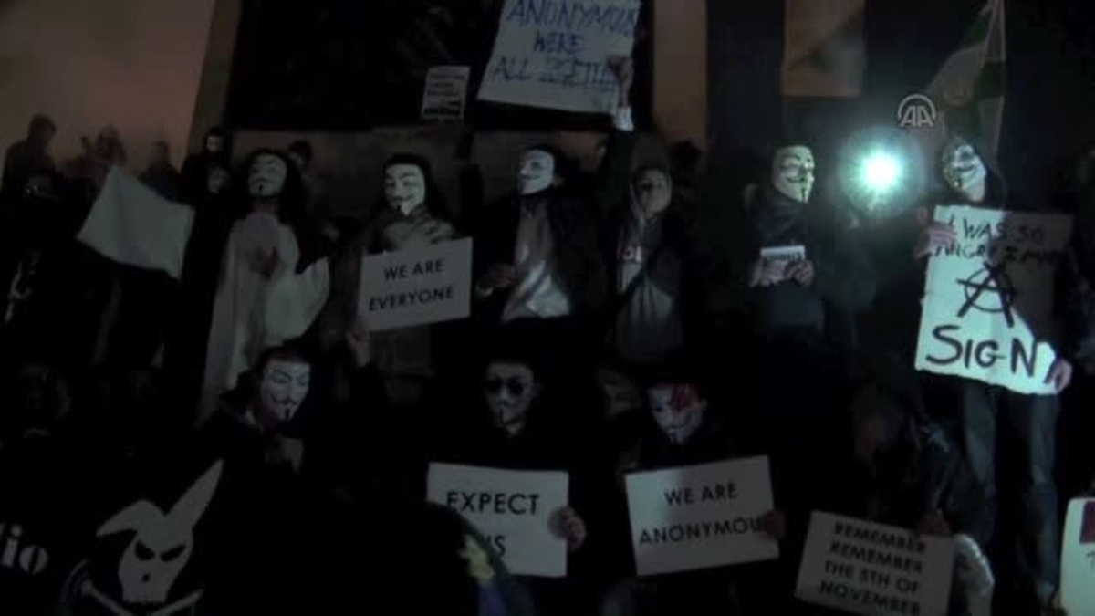 Londra\'da Maskeli Protesto Yürüyüşü