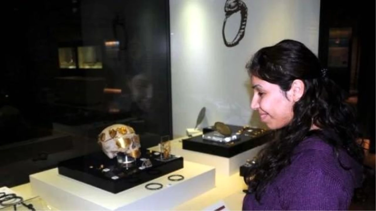 Müzedeki Altın Süslemeli Kafatasına Kadın İlgisi