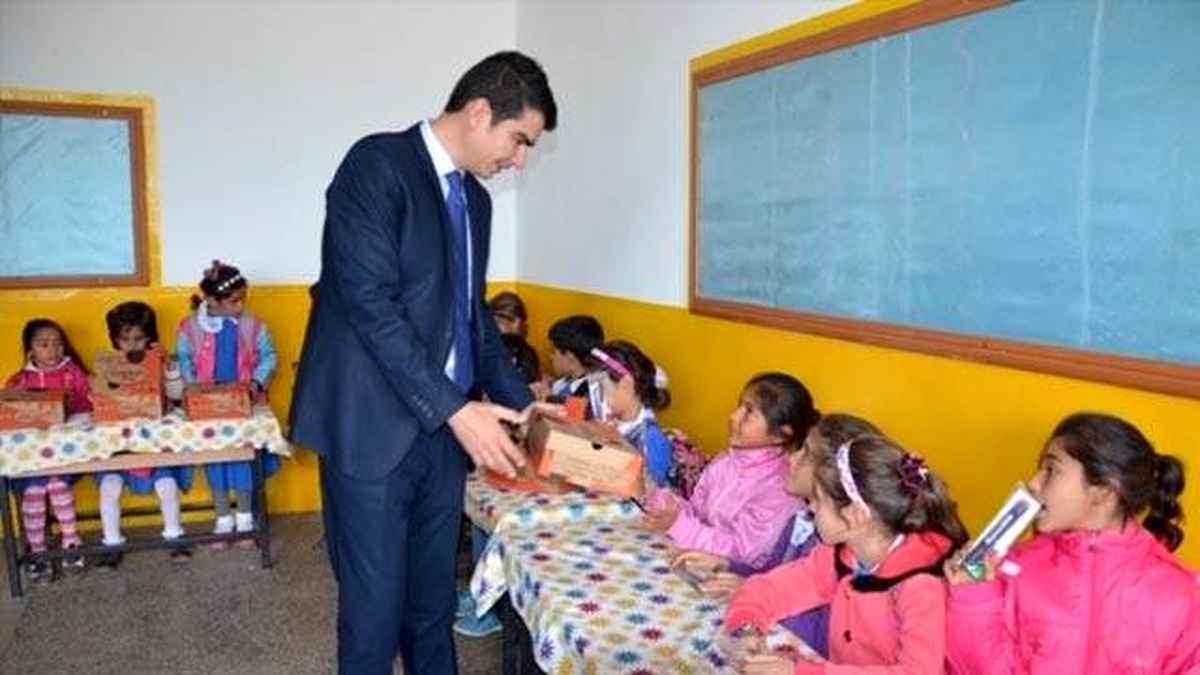 Öğrencilere Ayakkabı Ve Kırtasiye Yardımı