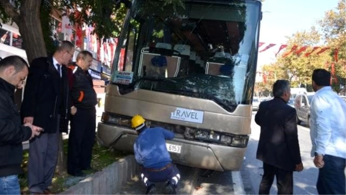 Öğrencileri Taşıyan Otobüs Kaldırıma Çıktı