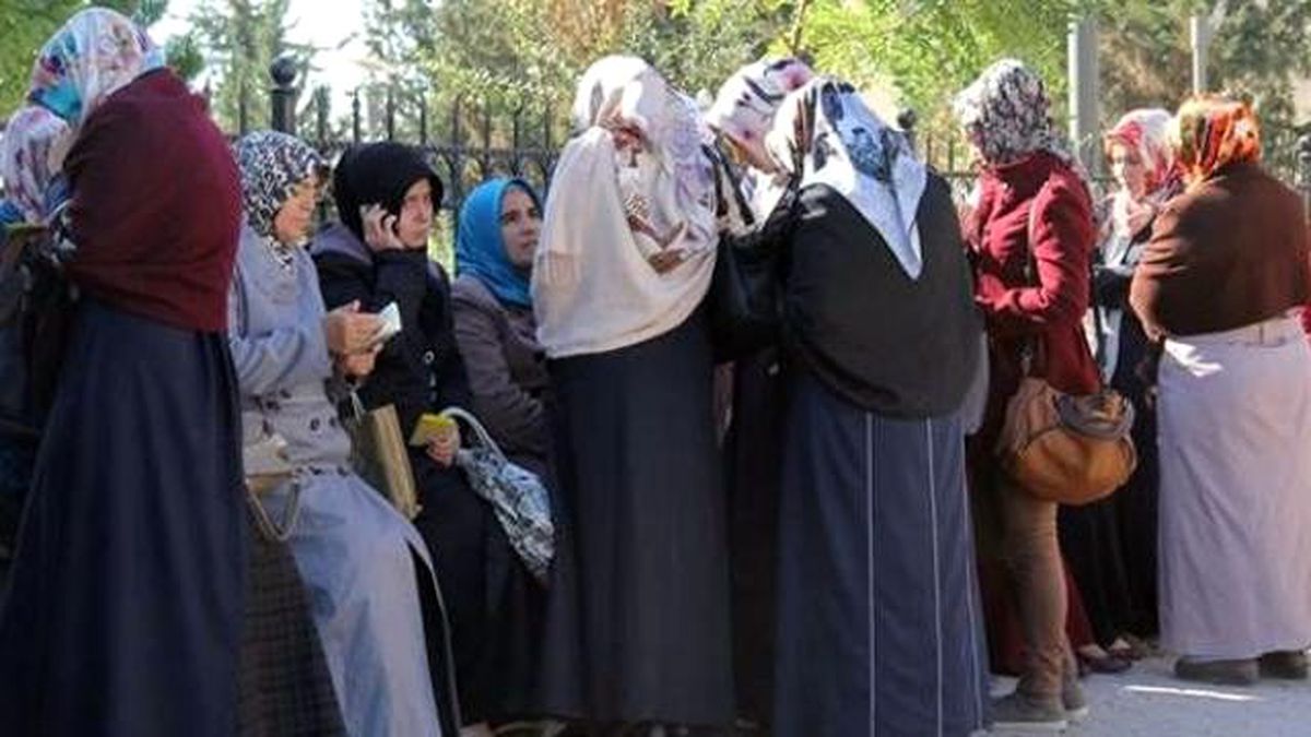 Yakınları, Polisleri Dua Ederek Bekliyor