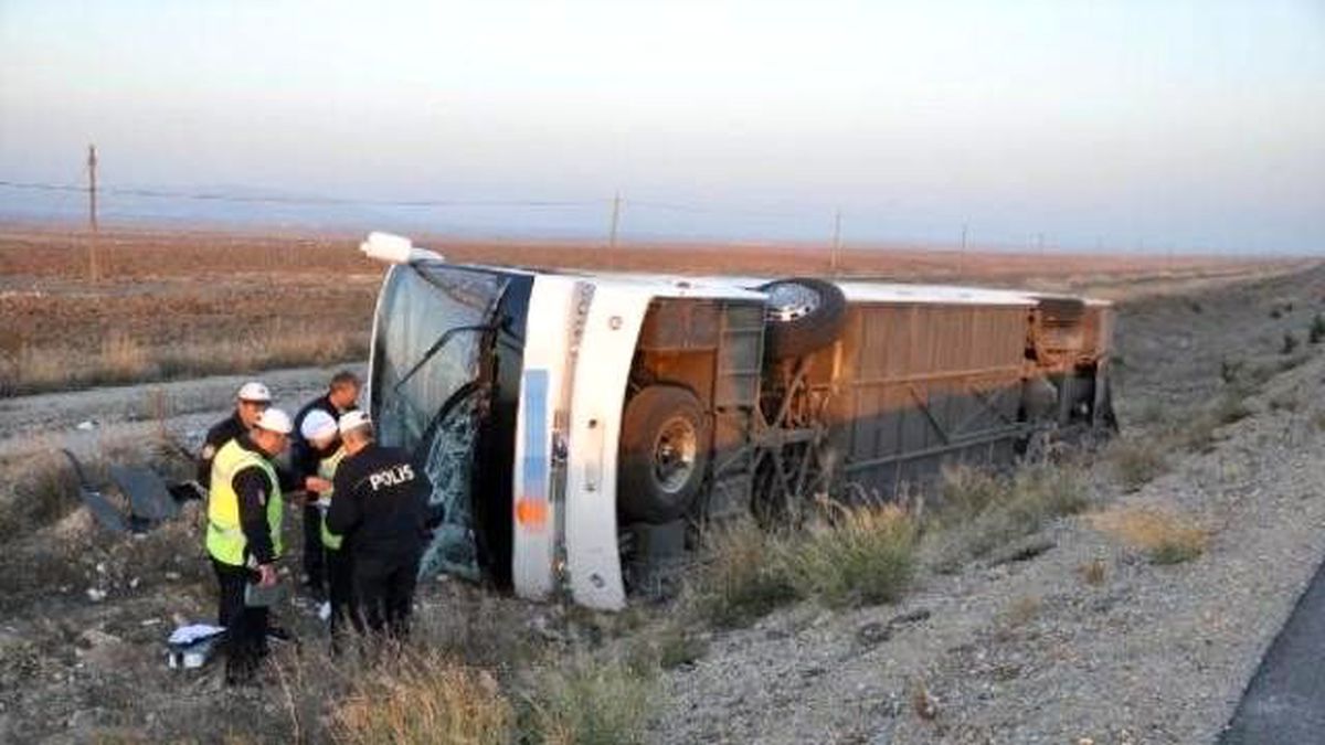 Afyonkarahisar\'da Otobüs Devrildi: 33 Yaralı