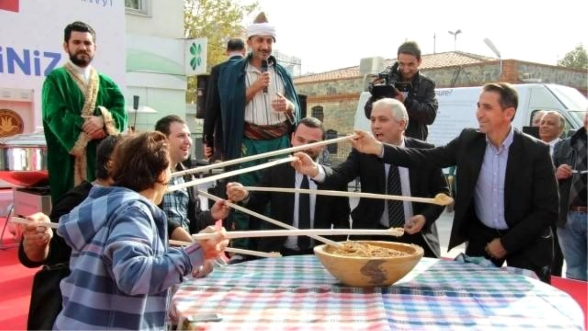 Aşureyi 1,5 Metrelik Kaşıklarla Yediler