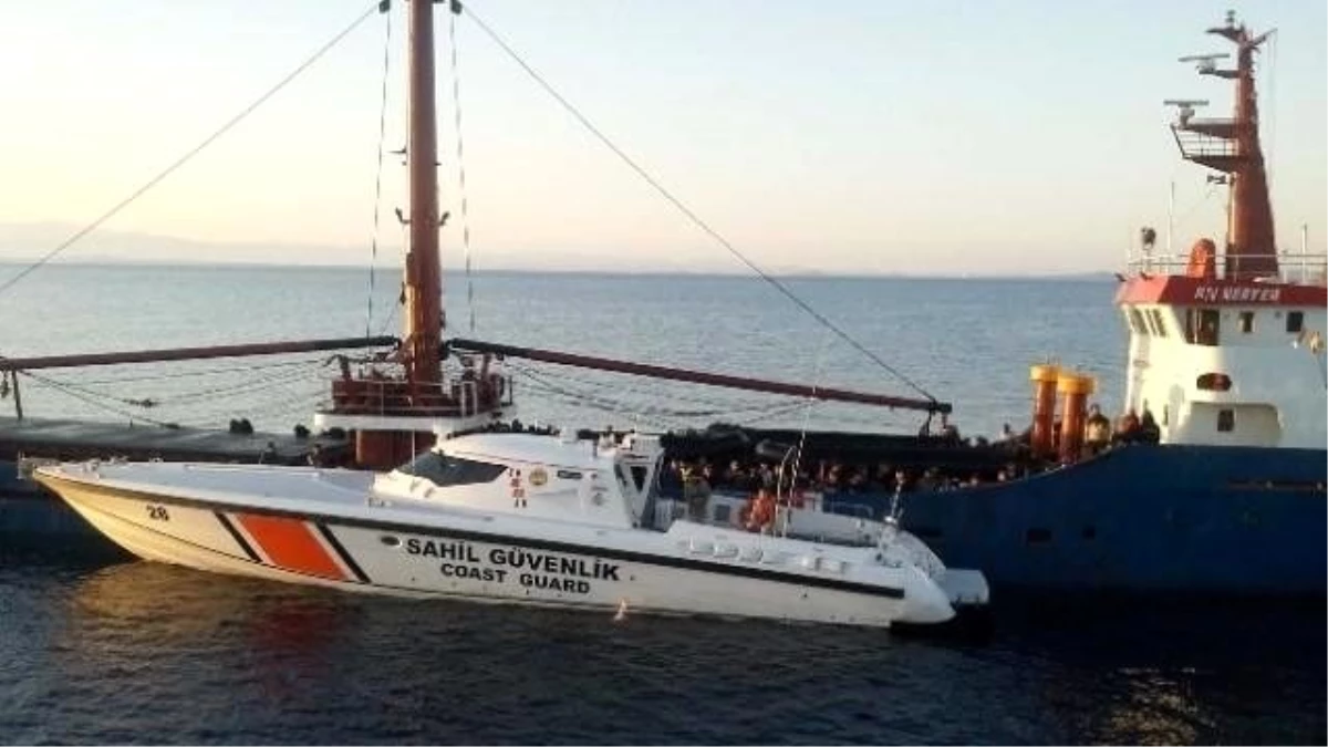 Ege Denizinde Botları Batan Kaçakları Sahil Güvenlik Kurtardı