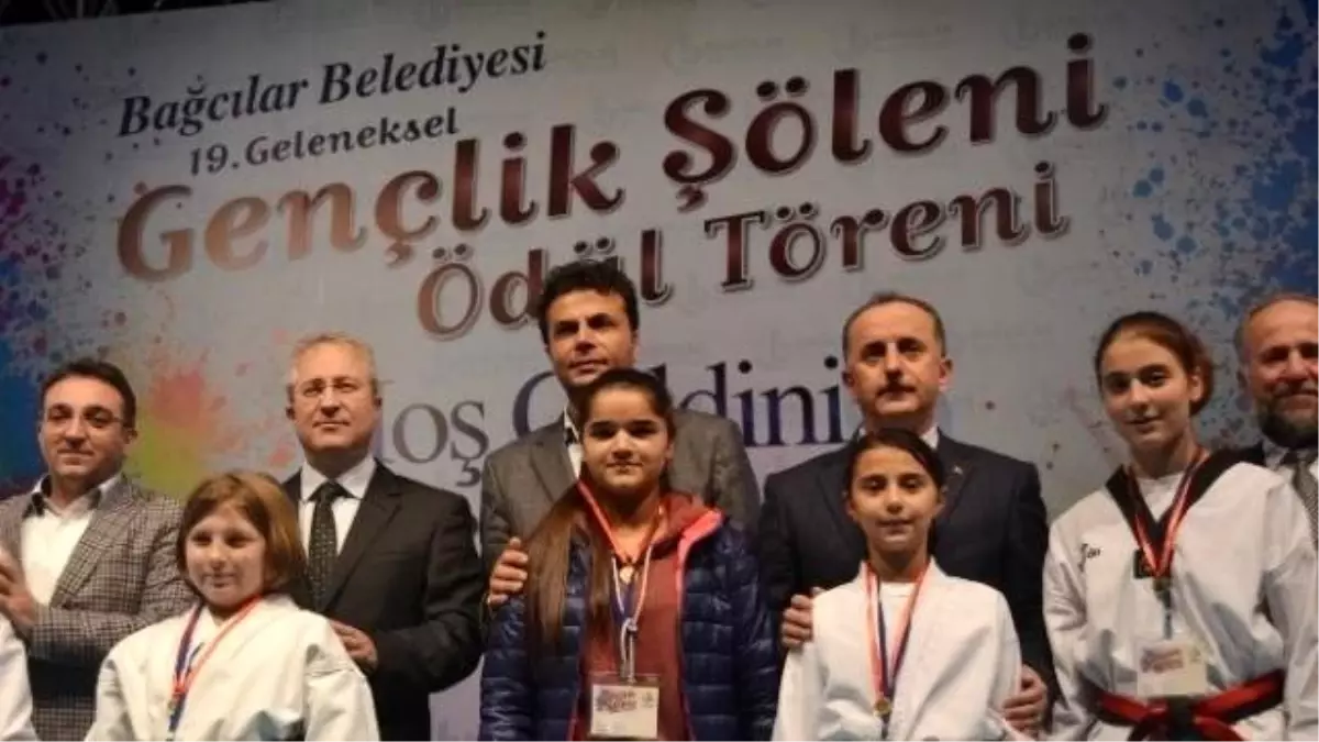 Bağcılar\'da Başarılı Öğrenciler Altınla Ödüllendirildi