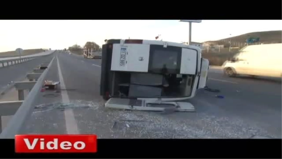 Eskişehir\'de İşçileri Taşıyan Minibüs Devrildi: 12 Yaralı