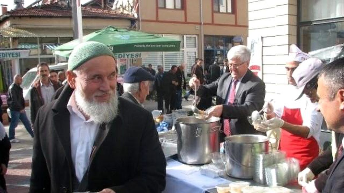 Keles Belediyesi Aşure Dağıttı