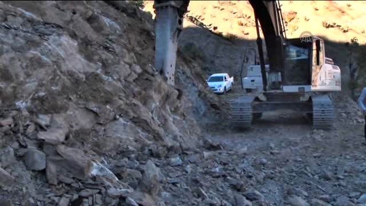 Muş\'ta Köylülerin 90 Yıllık Yol Sorunu Çözüldü