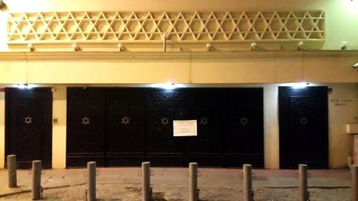 Neve Salom Sinagog\'unda Afiş Hareketliliği