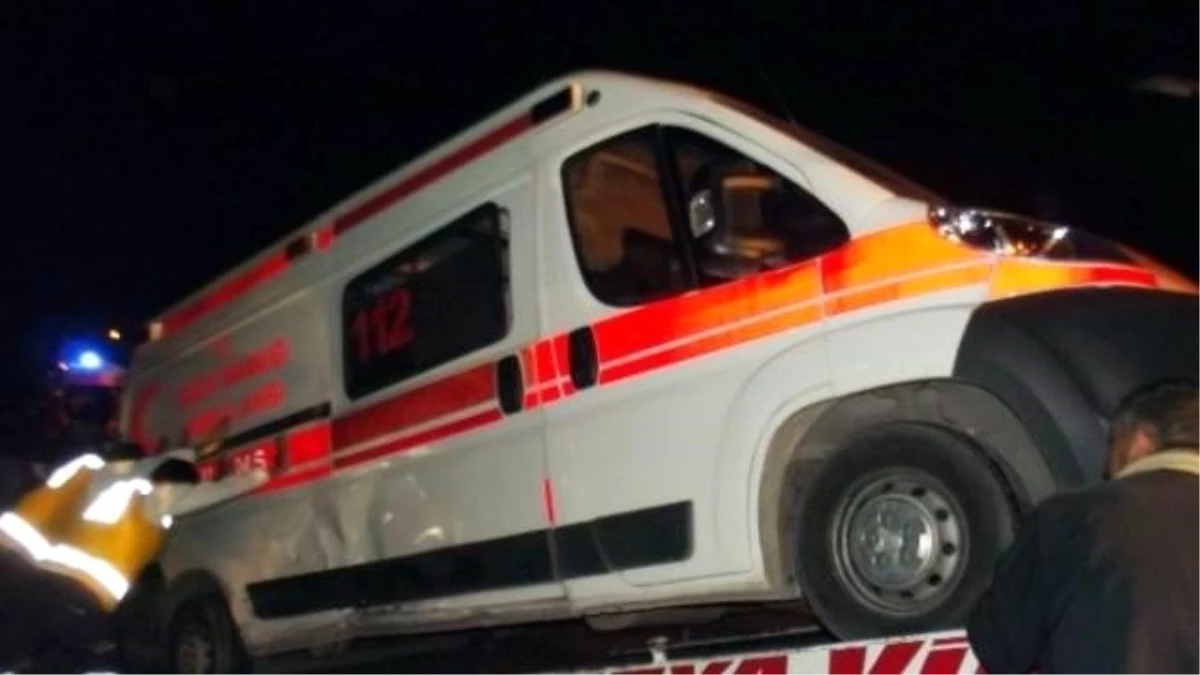 Malatya\'da Otomobil Ambulansa Çarptı