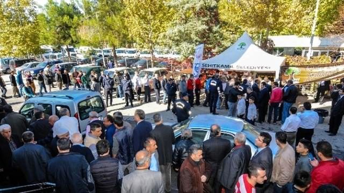 Şehitkamil Belediyesi Cuma Namazı Sonrası Aşure Dağıttı