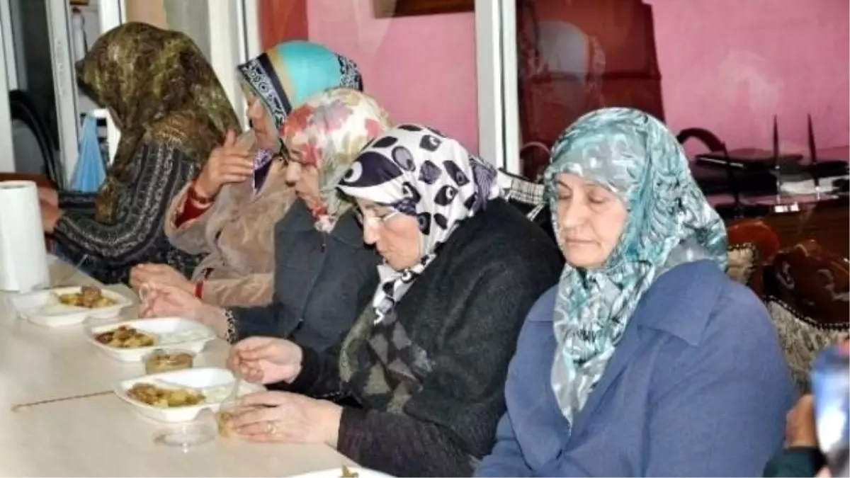 Sivas\'ta Bin Kişilik Yemek ve Aşure Dağıtıldı