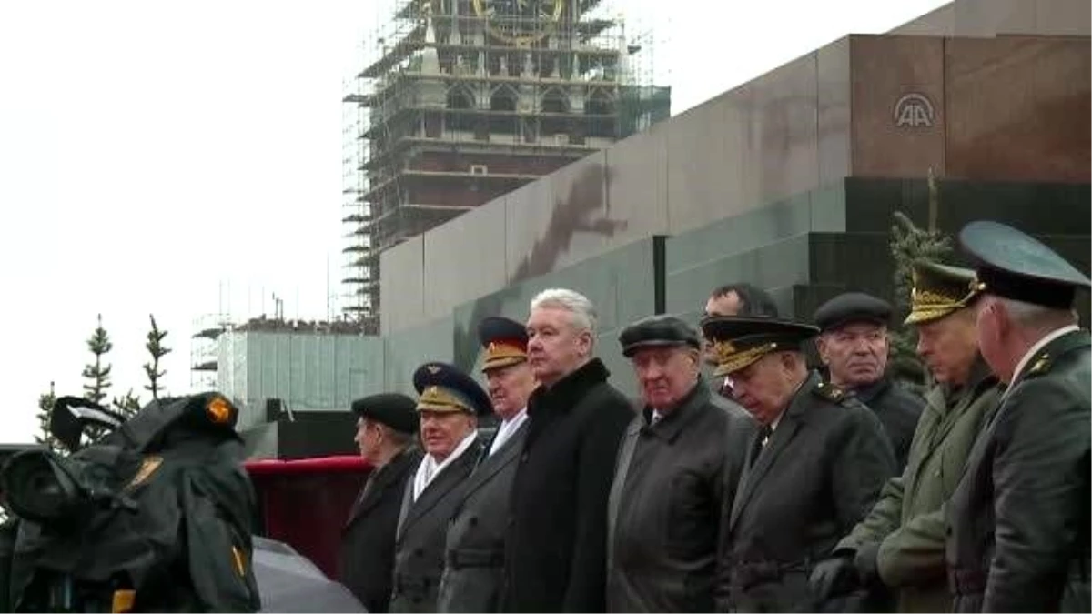 "Sovyet Askerleri" Kızıl Meydan\'da Yürüdü