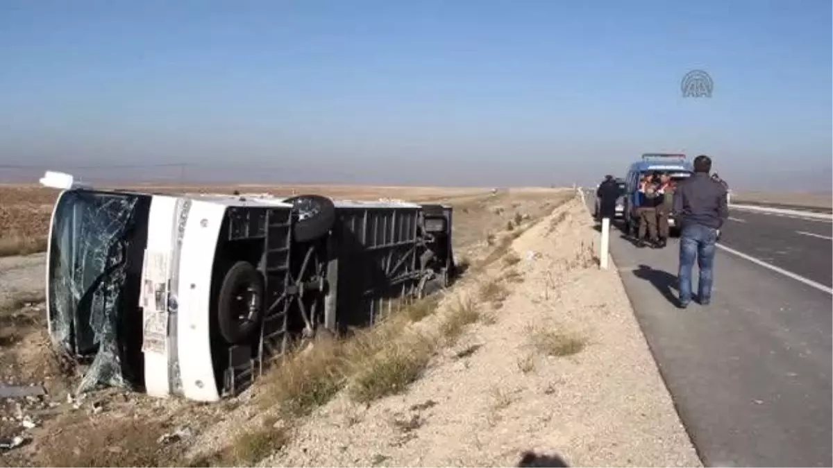 Afyonkarahisar\'da Yolcu Otobüsü Şarampole Devrildi: 36 Yaralı