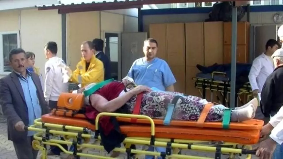 Adıyaman\'da Otomobil Şarampole Yuvarlandı: 5 Yaralı