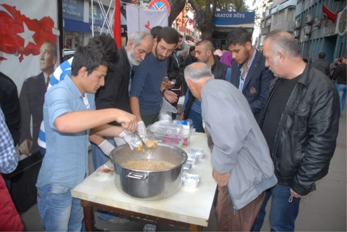 Alperen Ocakları Aşure Dağıttı