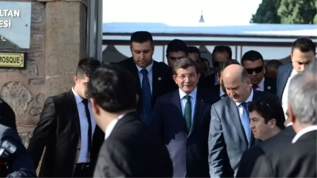 Davutoğlu, Emir Sultan Türbesini Ziyaret Etti