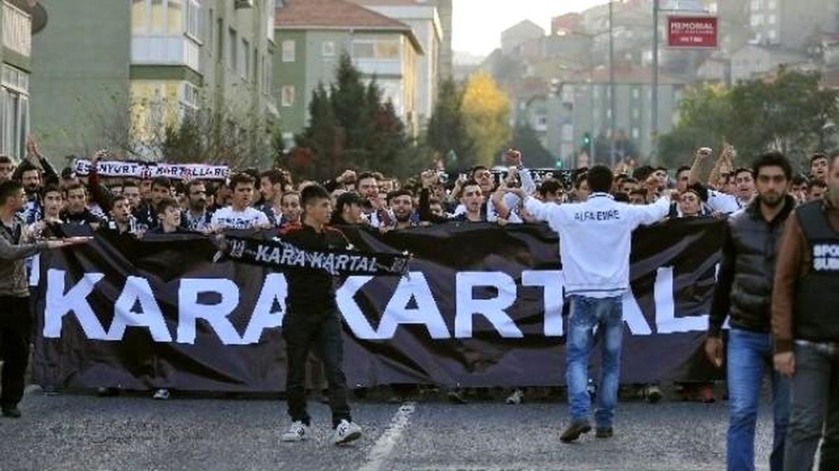 Beşiktaşlı Taraftarlar, Tff\'yi Protesto Etti