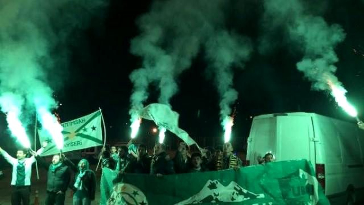 Bursaspor Kayseri\'de Meşalelerle Karşılandı
