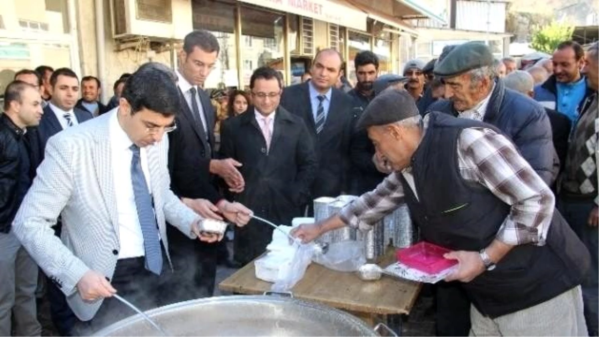 Çemişgezek Kaymakamlığı Vatandaşlara Aşure Dağıttı