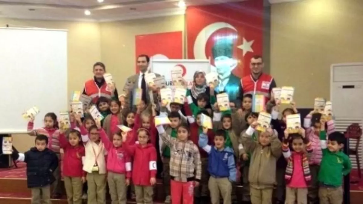 Cumhuriyet İlkokulu Öğrencileri Kızılay\'ı Ziyaret Etti