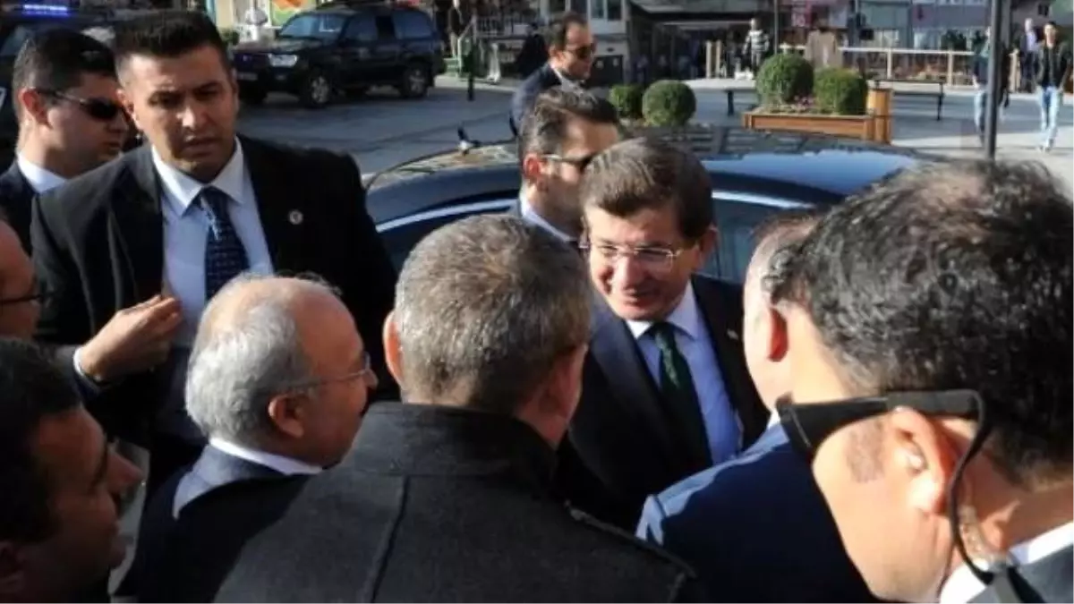 Davutoğlu, Emir Sultan Türbesi\'nde Dua İstedi