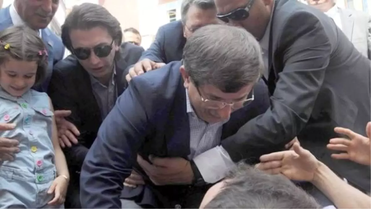 Davutoğlu\'nun Korumaları Paniğe Kapıldı