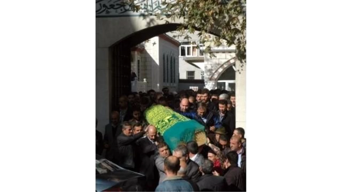 Kader Ortakaya\'nın Cenazesi İstanbul\'da Toprağa Verildi